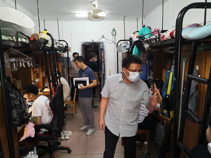 图片包含 人, 室内, 站, 小 描述已自动生成